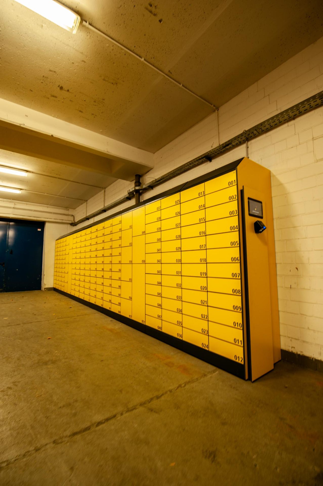 Smart Locker System in an industrial production facility
